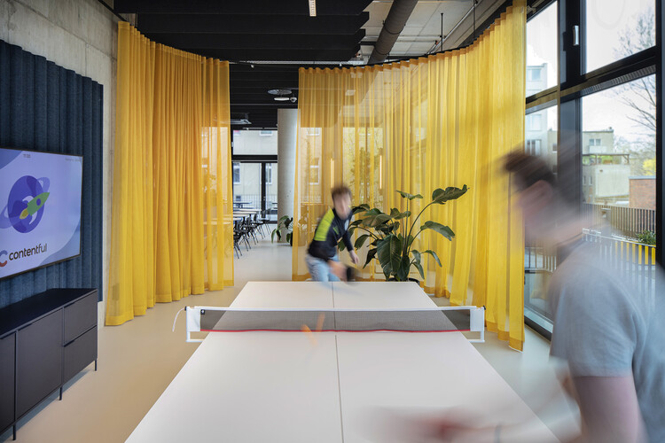 Contentful Workplace / toi toi toi creative studio - Interior Photography, Table