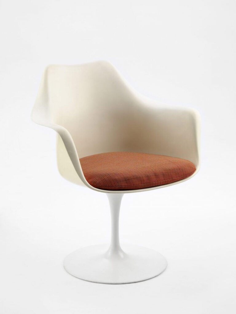 Tulip chair by Eero Saarinen